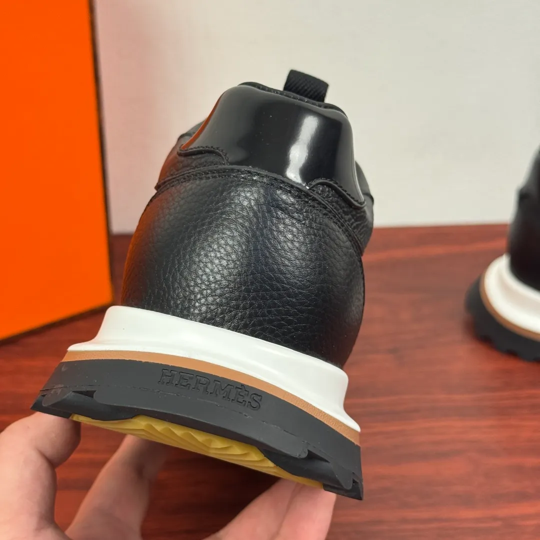 Batch 740 HERMES/Hermès men’s new sports shoes, rhythmic casual shoes: crafted with luxurious materials, luxurious walking experience! The upper is made of top-grade calfskin, with a fine texture like silk caressing the fingertips. The flexible texture is suitable for a variety of scenes; some shoes are integrated with breathable mesh, and the light breathing makes your steps refreshing at all times. The sole is made of high-elastic rubber composite material, and the carefully carved patterns give strong grip, making every step as stable as stepping on the clouds. At the same time, the cushioning and shock-absorbing technology is hidden in it, quietly eliminating the impact of the road. From urban commuting to outdoor walking, Hermès uses luxurious materials and craftsmanship to make every step a double luxury of texture and comfort, showing the brand's ultimate pursuit of details and quality in every inch. Size: 39-40-41-42-43-44 leather shoe size (38.45.46 can be customized) Item number: H25286 leather mesh black